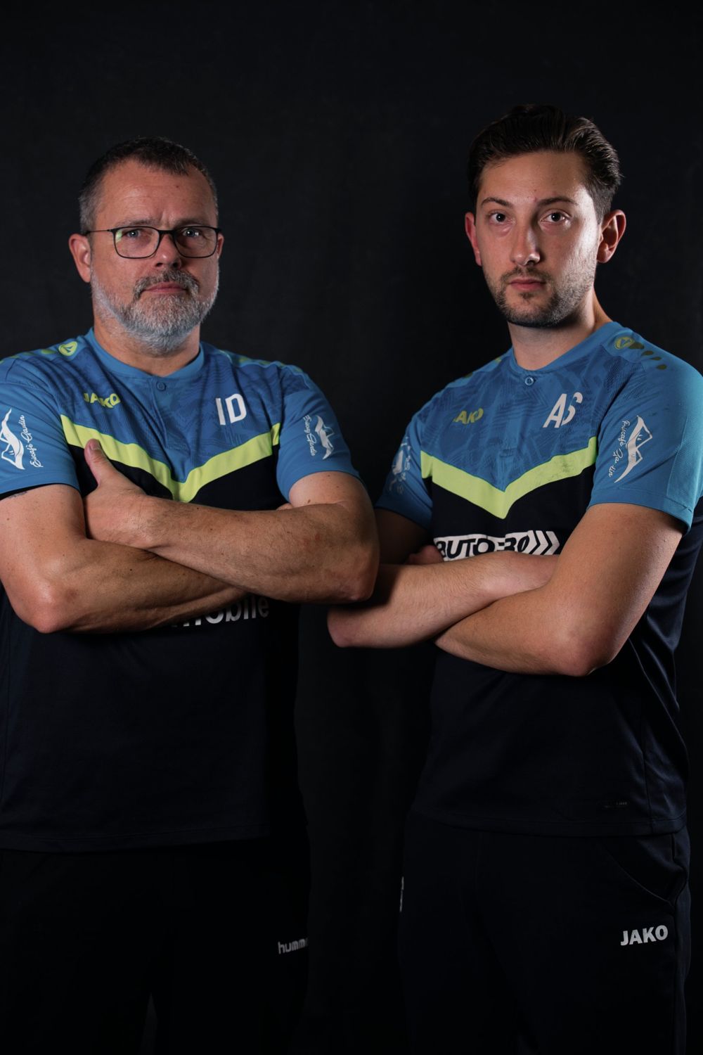 Headcoach und Co-Trainer mit verschränkten Armen