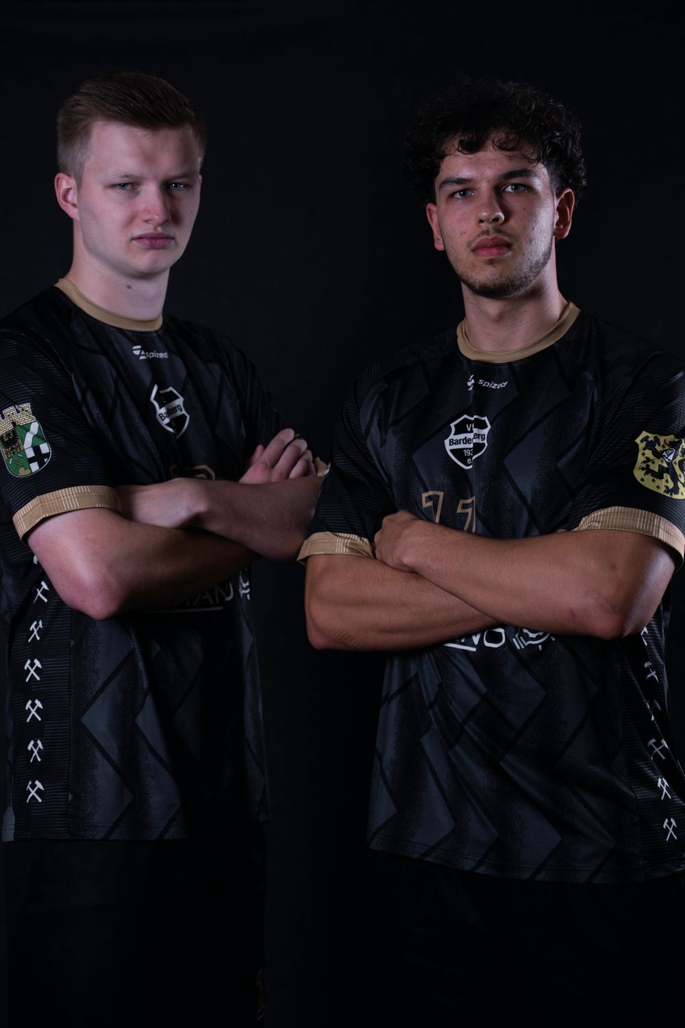 Jan und Nico mit verschränkten Armen im schwarzen Trikot