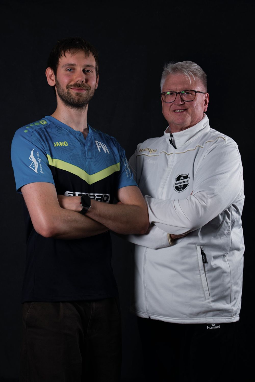 Physio und Torwarttrainer lächeln in die Kamera