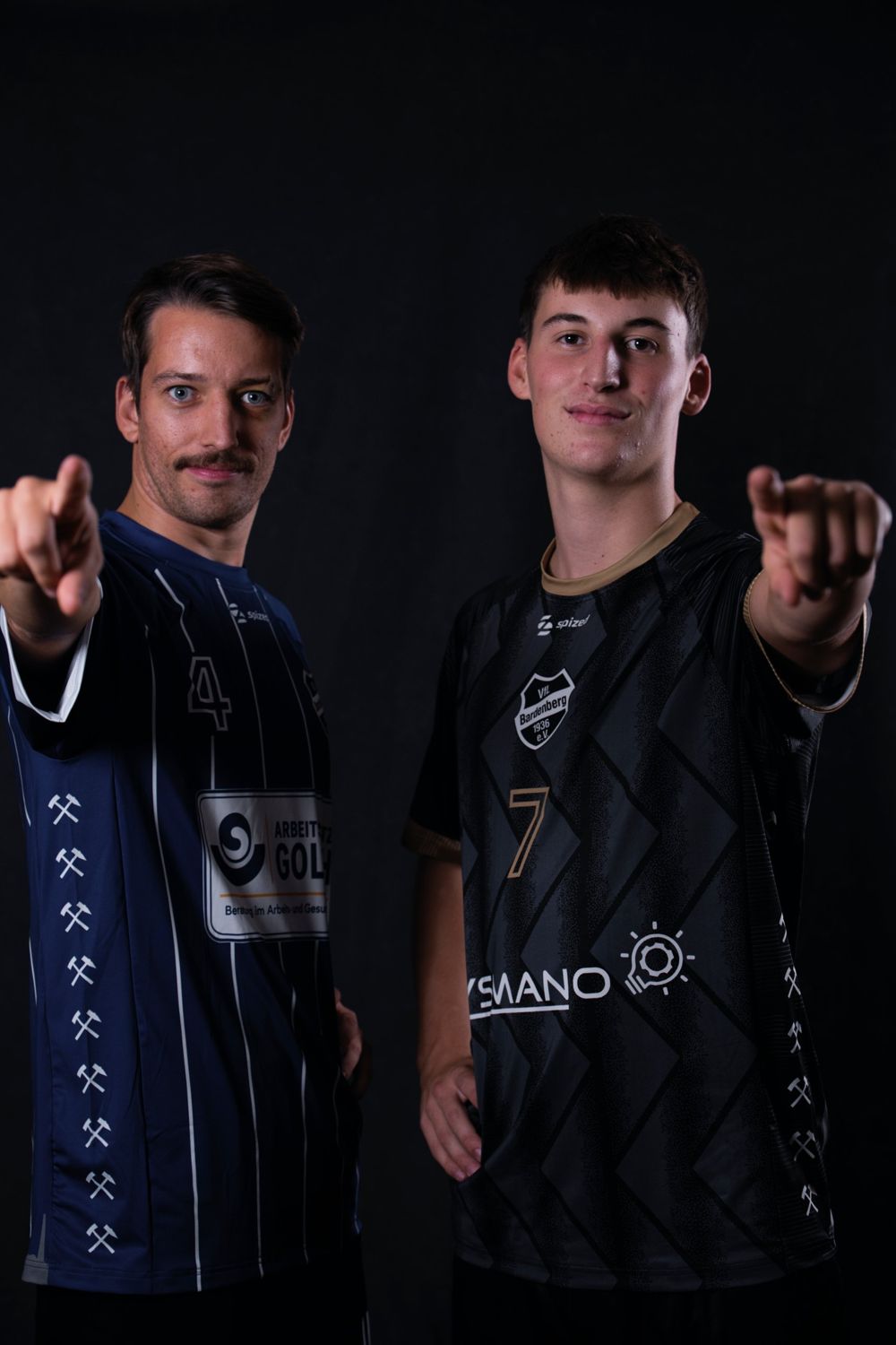 Yannick und Jonas zeigen mit den Fingern in die Kamera